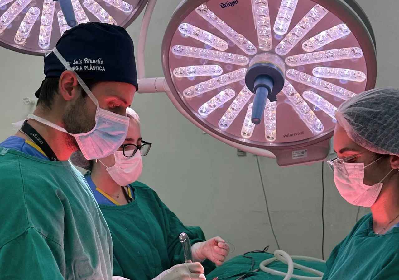 Abdominoplastia em Curitiba — Dr. Luis Brunello Abdominoplastia em Curitiba — Dr. Luis Brunello