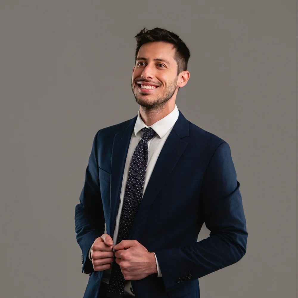 Dr. Luis Brunello, cirurgião plástico em Curitiba, especialista em cirurgia das mamas e contorno corporal