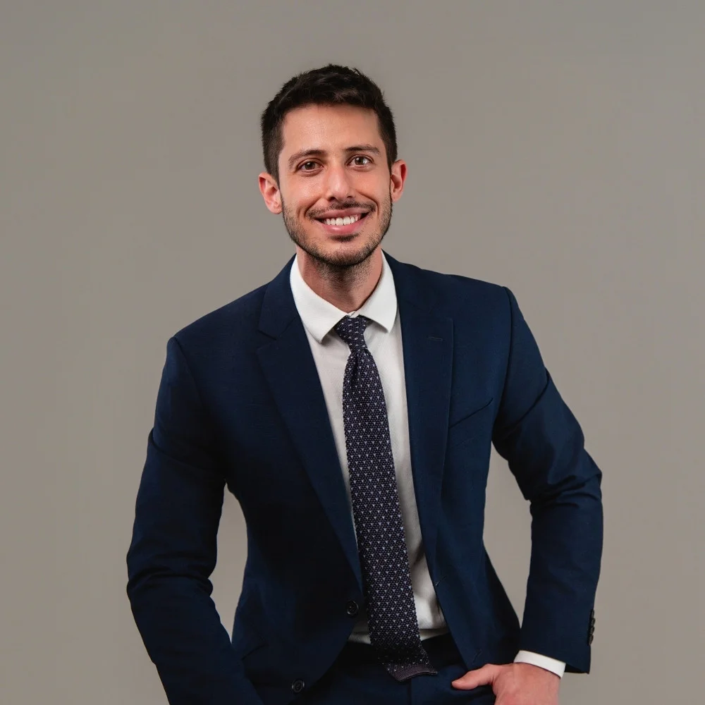 Dr. Luis Brunello — Cirurgião Plástico em Curitiba Dr. Luis Brunello, cirurgião plástico em Curitiba, especialista em cirurgia das mamas e contorno corporal
