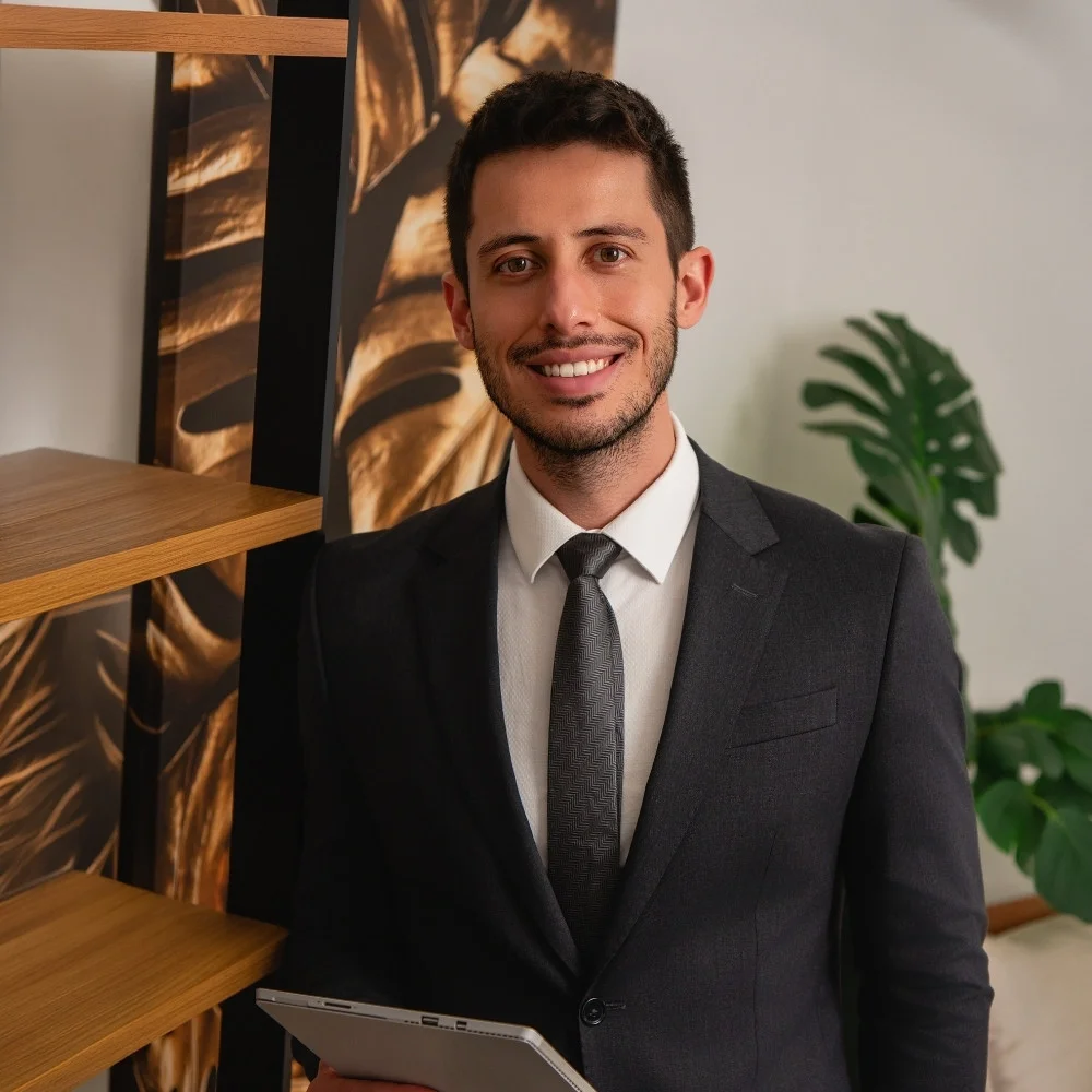 Dr. Luis Brunello, cirurgião plástico em Curitiba, especialista em cirurgia das mamas e contorno corporal