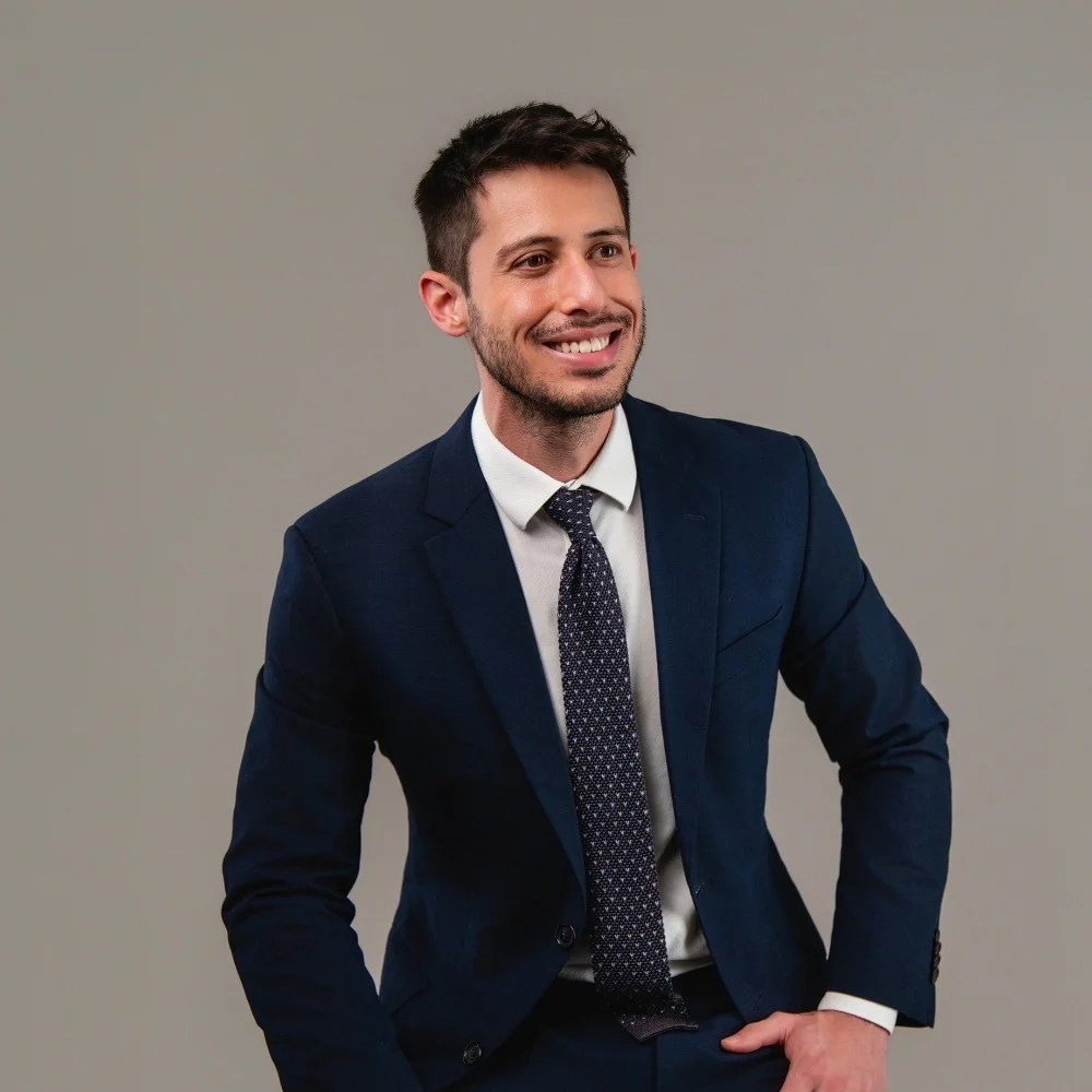 Dr. Luis Brunello — Cirurgião Plástico em Curitiba Dr. Luis Brunello, cirurgião plástico em Curitiba, especialista em cirurgia das mamas e contorno corporal