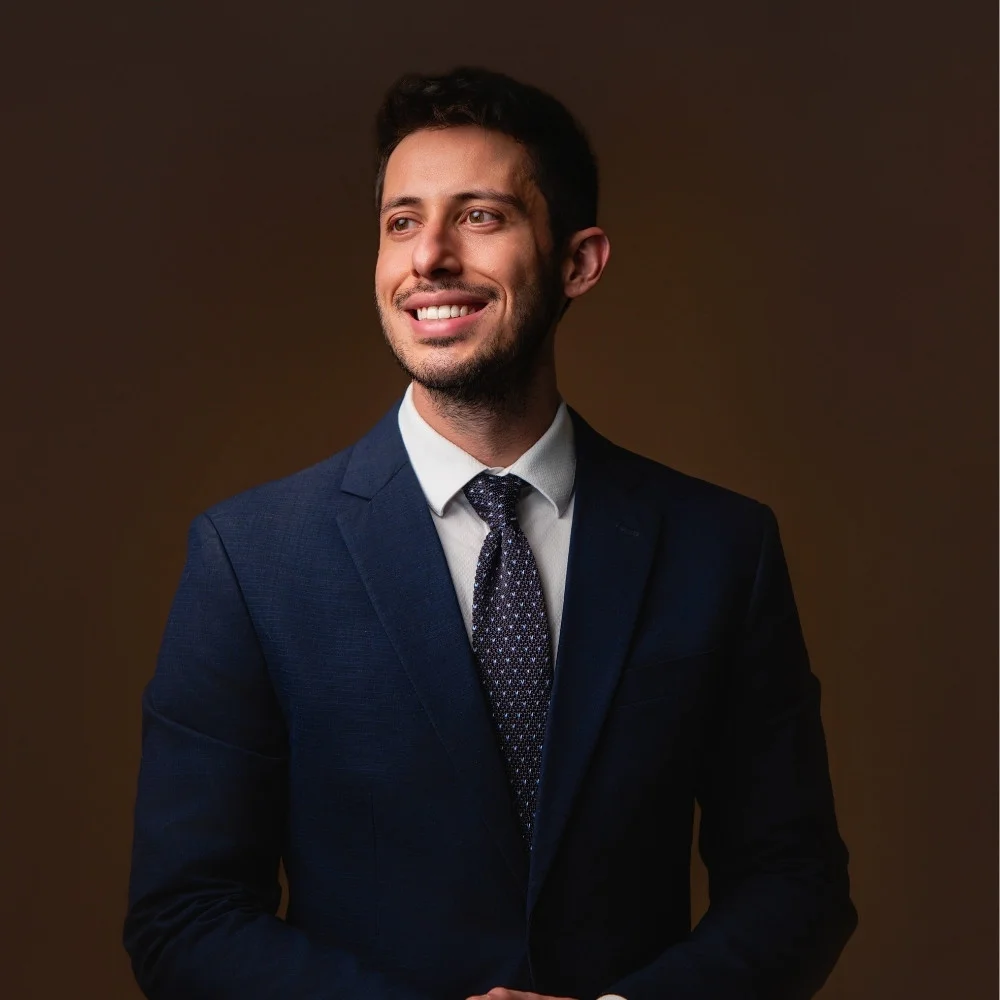 Dr. Luis Brunello — Cirurgião Plástico em Curitiba Dr. Luis Brunello, cirurgião plástico em Curitiba, especialista em cirurgia das mamas e contorno corporal