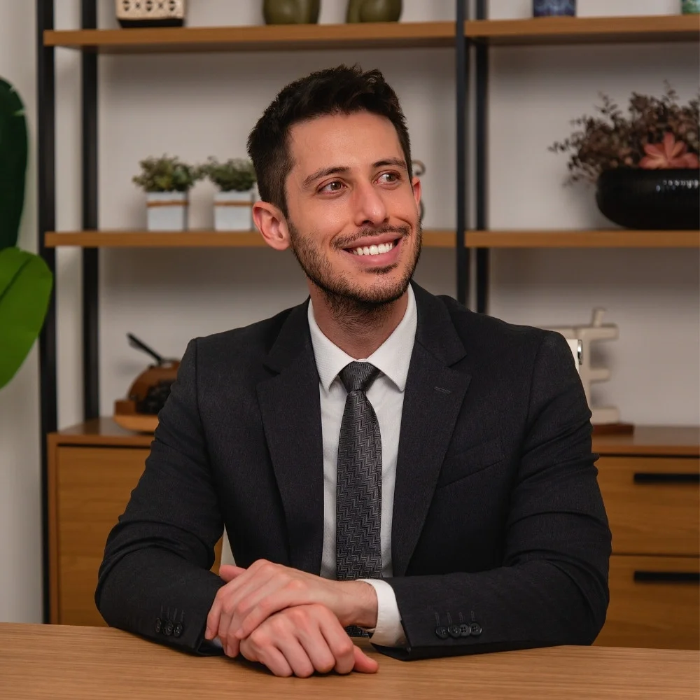 Dr. Luis Brunello — Cirurgião Plástico em Curitiba Dr. Luis Brunello, cirurgião plástico em Curitiba, especialista em cirurgia das mamas e contorno corporal