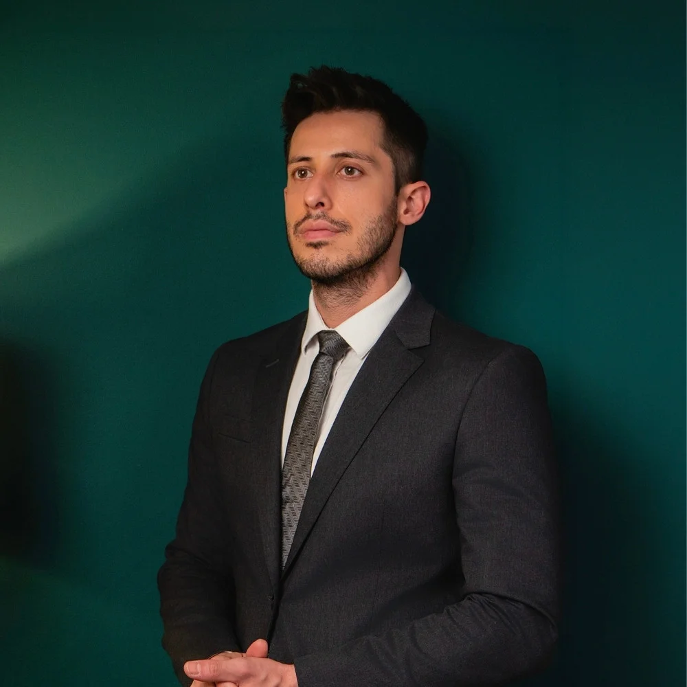 Dr. Luis Brunello — Cirurgião Plástico em Curitiba Dr. Luis Brunello, cirurgião plástico em Curitiba, especialista em cirurgia das mamas e contorno corporal