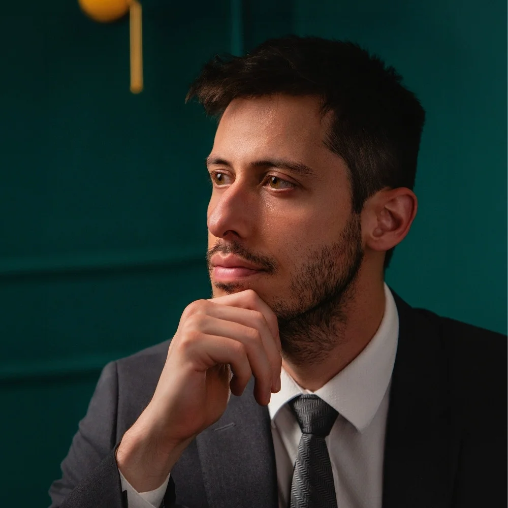 Dr. Luis Brunello, cirurgião plástico em Curitiba, especialista em cirurgia das mamas e contorno corporal